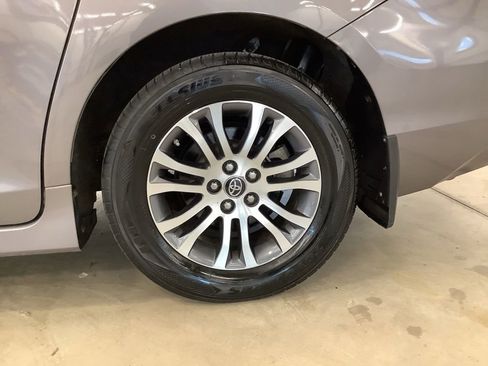 Used 2020 Toyota Sienna XLE FWD image 12