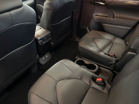 New 2026 Toyota Highlander Platinum AWD/4WD image 13