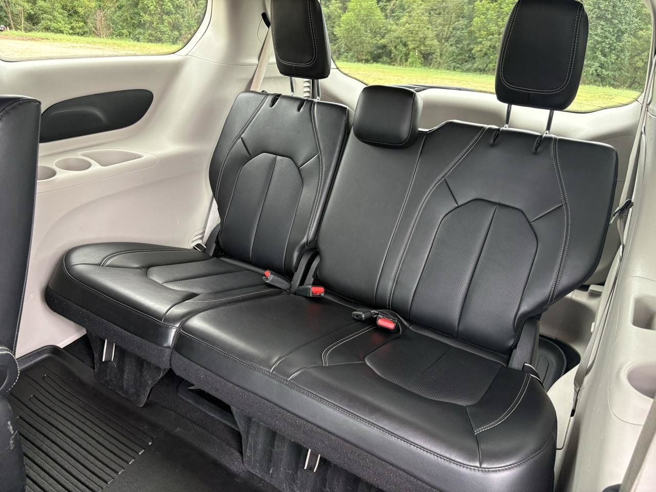 Used 2024 Chrysler Pacifica Limited FWD image 36