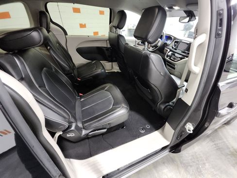 Used 2021 Chrysler Voyager Lxi image 16