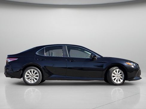 Used 2018 Toyota Camry LE FWD image 17
