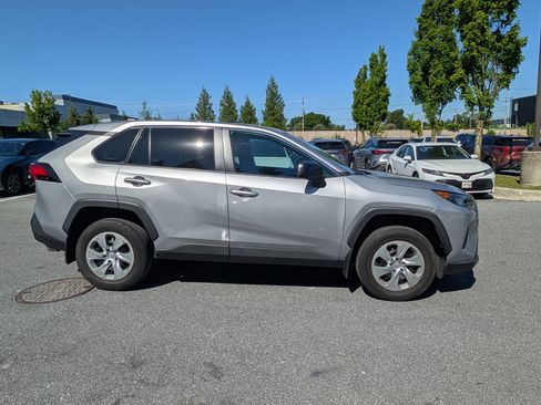 Used 2022 Toyota RAV4 LE AWD/4WD image 2
