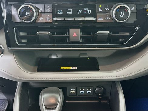 Used 2023 Toyota Highlander XLE FWD image 23