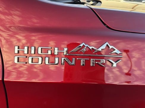 Used 2025 Chevrolet Suburban High Country image 43