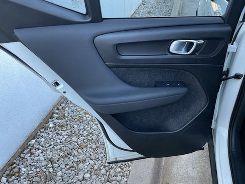 Used 2024 Volvo XC40 B5 Core image 17