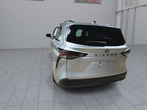 Used 2023 Toyota Sienna XLE FWD image 7