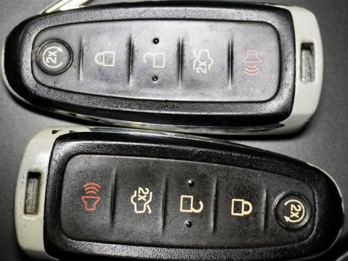 Used 2015 Ford Taurus Limited image 25