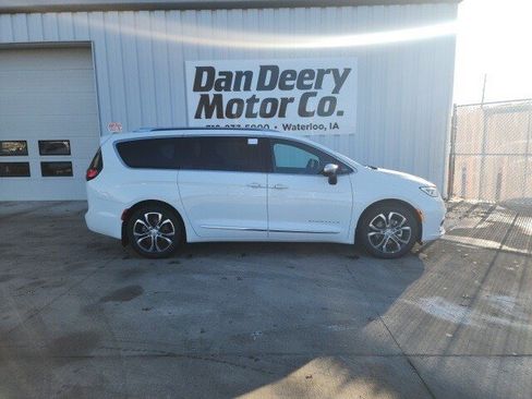 New 2026 Chrysler Pacifica Pinnacle image 13