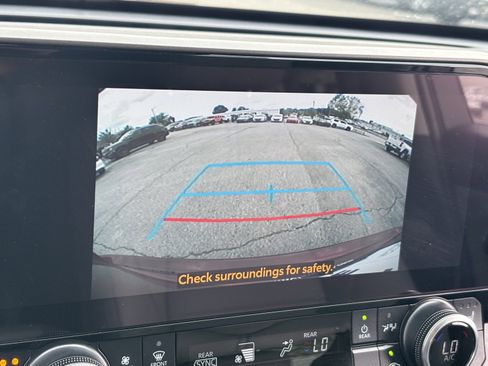 Used 2024 Toyota Highlander LE image 4