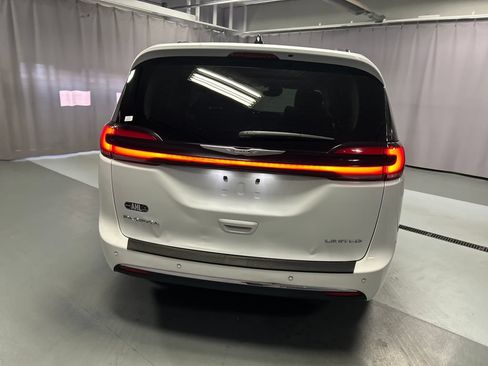 Used 2023 Chrysler Pacifica Limited FWD image 6