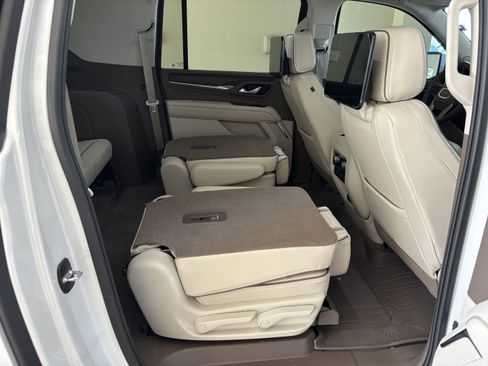 Used 2024 GMC Yukon XL Denali w/ Advanced Technology Package image 11