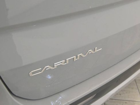 Used 2024 Kia Carnival EX FWD image 32