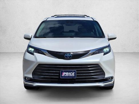 Used 2021 Toyota Sienna XLE FWD image 2
