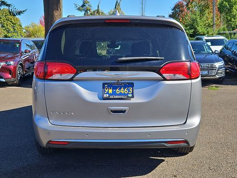 Used 2017 Chrysler Pacifica Touring-L image 4