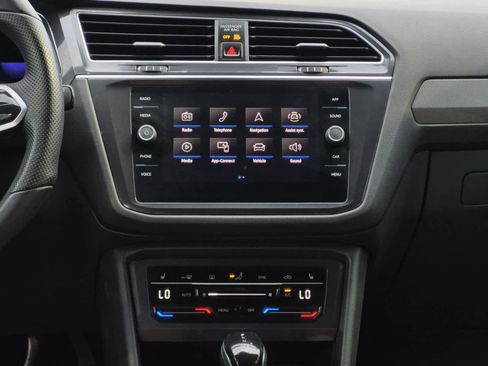 Used 2022 Volkswagen Tiguan SE R-Line image 17