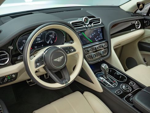 Used 2023 Bentley Bentayga image 2