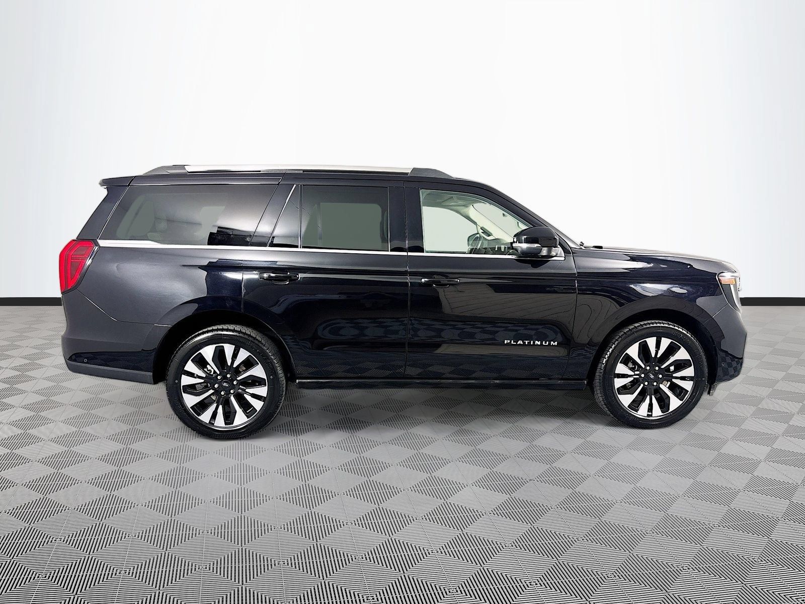 Used 2025 Ford Expedition Platinum w/ Driver's Package AWD/4WD image 8