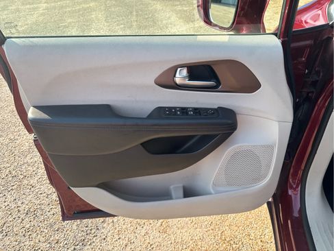 Used 2018 Chrysler Pacifica Touring-L FWD image 20