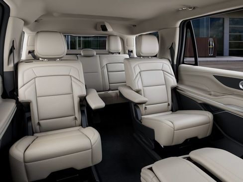 New 2027 Lincoln Navigator Premiere AWD/4WD image 12