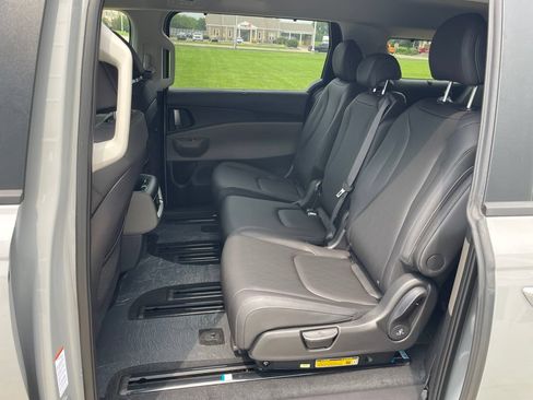 New 2027 Kia Carnival EX FWD image 10