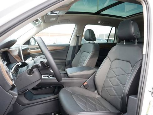 Certified 2025 Volkswagen Atlas SE w/ Panoramic Sunroof Package AWD/4WD image 15
