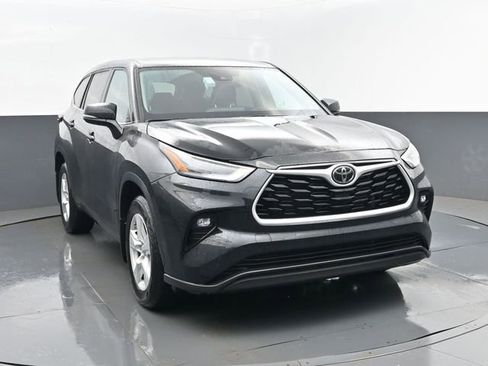 Used 2024 Toyota Highlander LE image 5