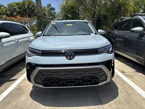 Used 2025 Volkswagen Taos SE FWD image 2