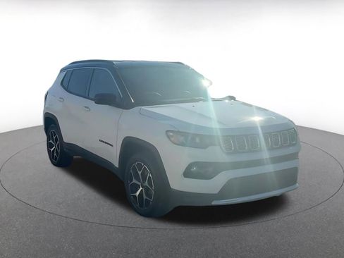Used 2025 Jeep Compass Limited image 3
