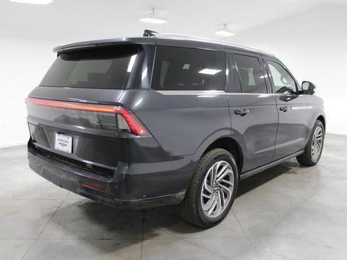 Used 2025 Lincoln Navigator Reserve image 9