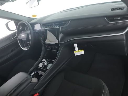 Used 2025 Jeep Grand Cherokee Laredo X image 28