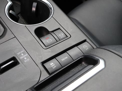 Used 2022 Toyota Highlander XLE FWD image 25