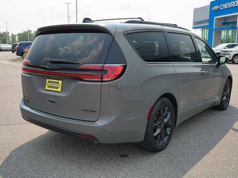 Used 2025 Chrysler Pacifica Limited FWD image 6