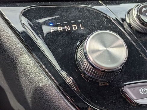 Used 2025 Chrysler Pacifica Select image 23