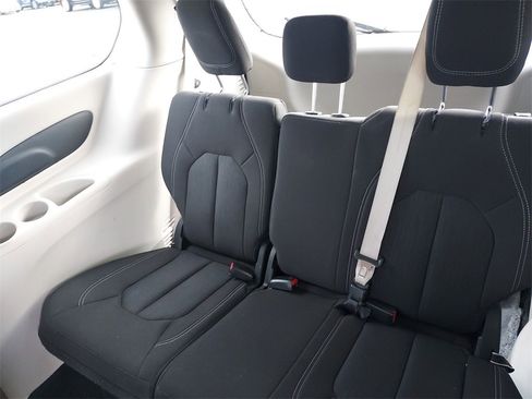 Used 2023 Chrysler Voyager LX image 28