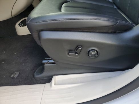 Used 2024 Chrysler Pacifica Touring-L FWD image 16