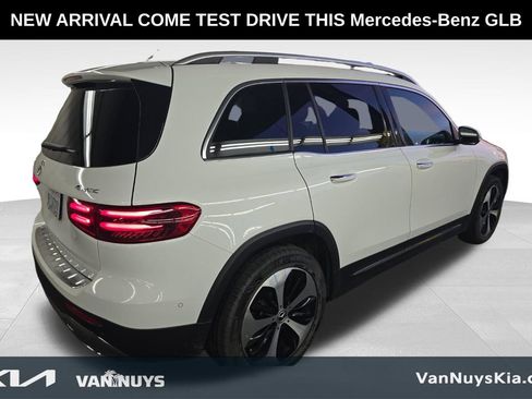 Used 2025 Mercedes-Benz GLB 250 4MATIC image 2