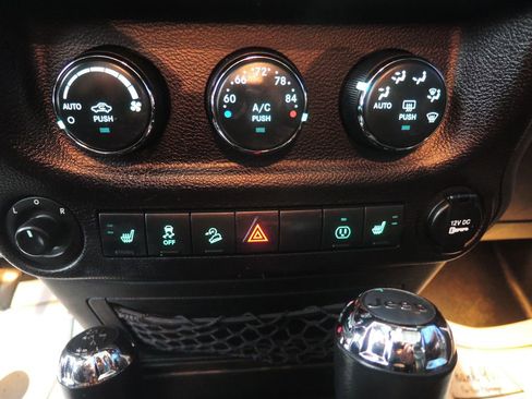 Used 2018 Jeep Wrangler Unlimited Sahara w/ Connectivity Group image 22