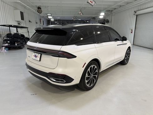 Used 2024 Lincoln Nautilus Reserve image 5