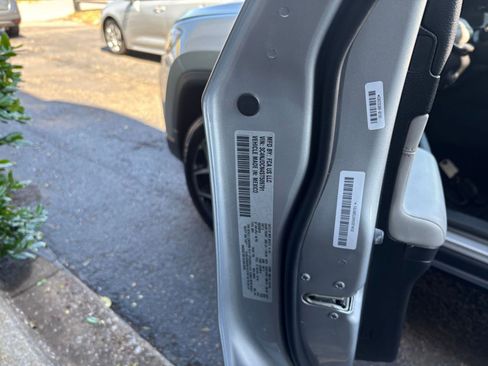 Used 2025 Jeep Compass Limited AWD/4WD image 29