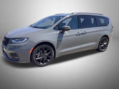 Used 2023 Chrysler Pacifica Touring-L w/ Uconnect Theater Family Group