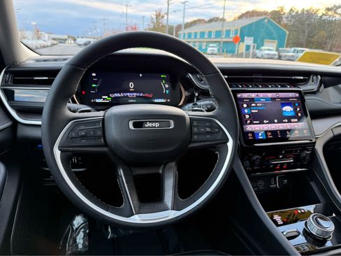 Used 2023 Jeep Grand Cherokee 4WD 4xe image 15