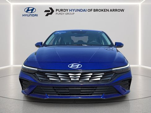 Certified 2025 Hyundai Elantra Limited FWD image 2