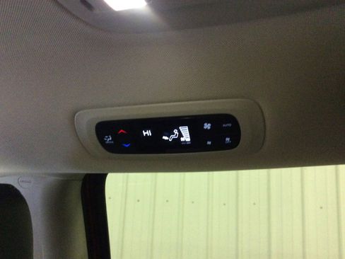 Used 2024 Chrysler Pacifica Touring-L image 33