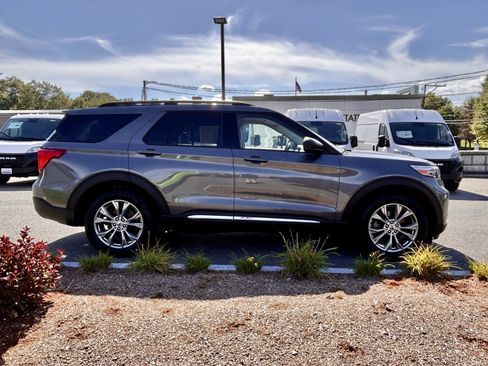 Used 2023 Ford Explorer XLT w/ Equipment Group 202A AWD/4WD image 16