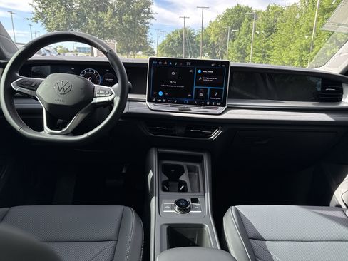 Used 2025 Volkswagen Tiguan SE image 18