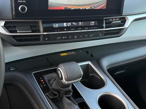 Used 2026 Toyota Sienna XLE FWD image 22