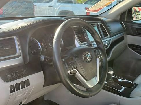 Used 2019 Toyota Highlander Plus w/ Carpet Mat Package (TMS) FWD image 16