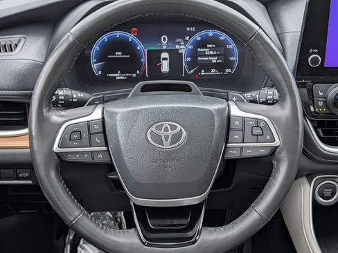 Used 2024 Toyota Grand Highlander AWD image 12