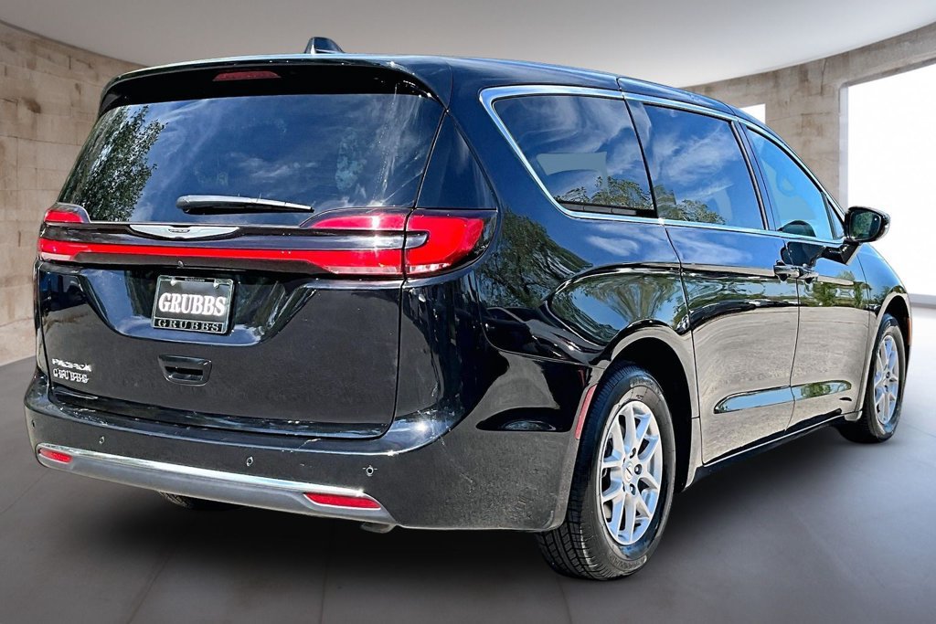 Used 2025 Chrysler Pacifica Select FWD image 2