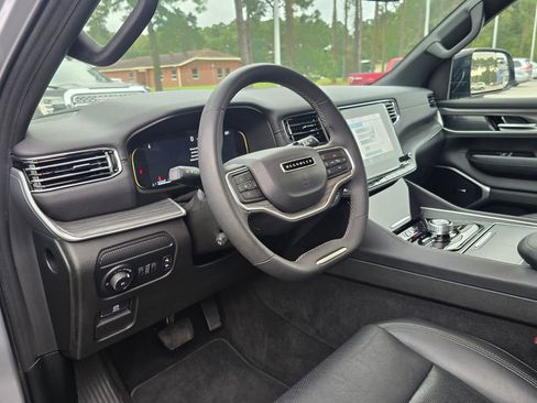 Used 2024 Jeep Wagoneer L Series II w/ Flexible Seating Group image 18